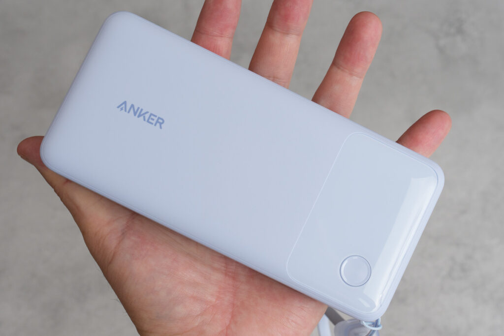 Anker Power Bank (20000mAh, 30W)を手のひらに乗せている様子