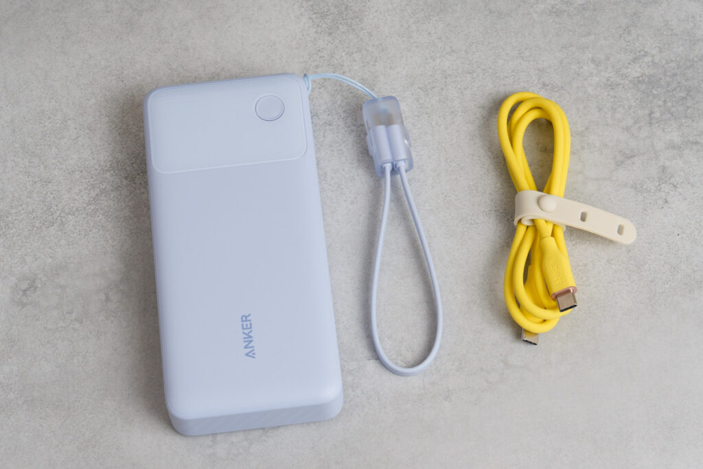 Anker Power Bank (20000mAh, 30W)とUSB-Cケーブルを並べている様子