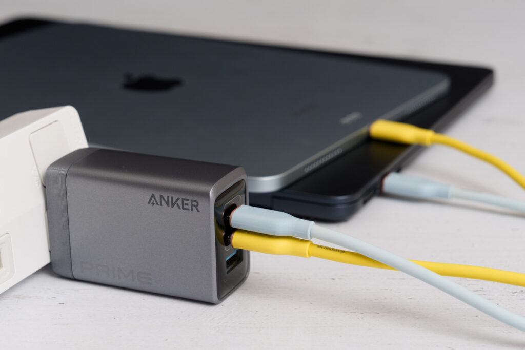 Anker Prime Charger (100W, 3 Ports, GaN)で13インチMacBook Air（M2）と11インチiPad Air（M2）を同時充電している様子