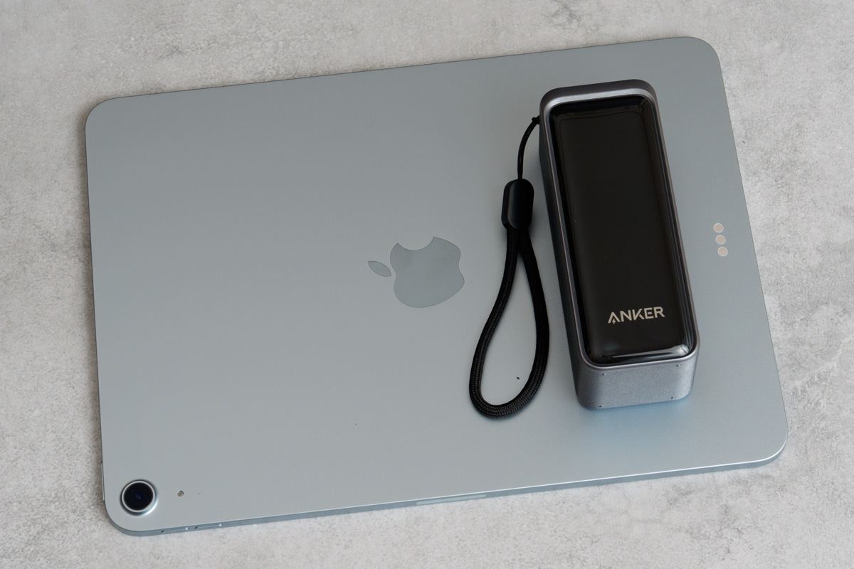 Anker Prime Power Bank (9600mAh, 65W, Fusion)と11インチiPad Air（M2）のサイズ比較