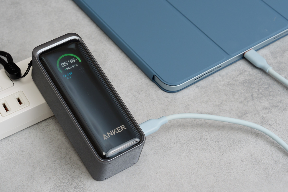 Anker Prime Power Bank (9600mAh, 65W, Fusion)で11インチiPad Air（M2）を充電している様子