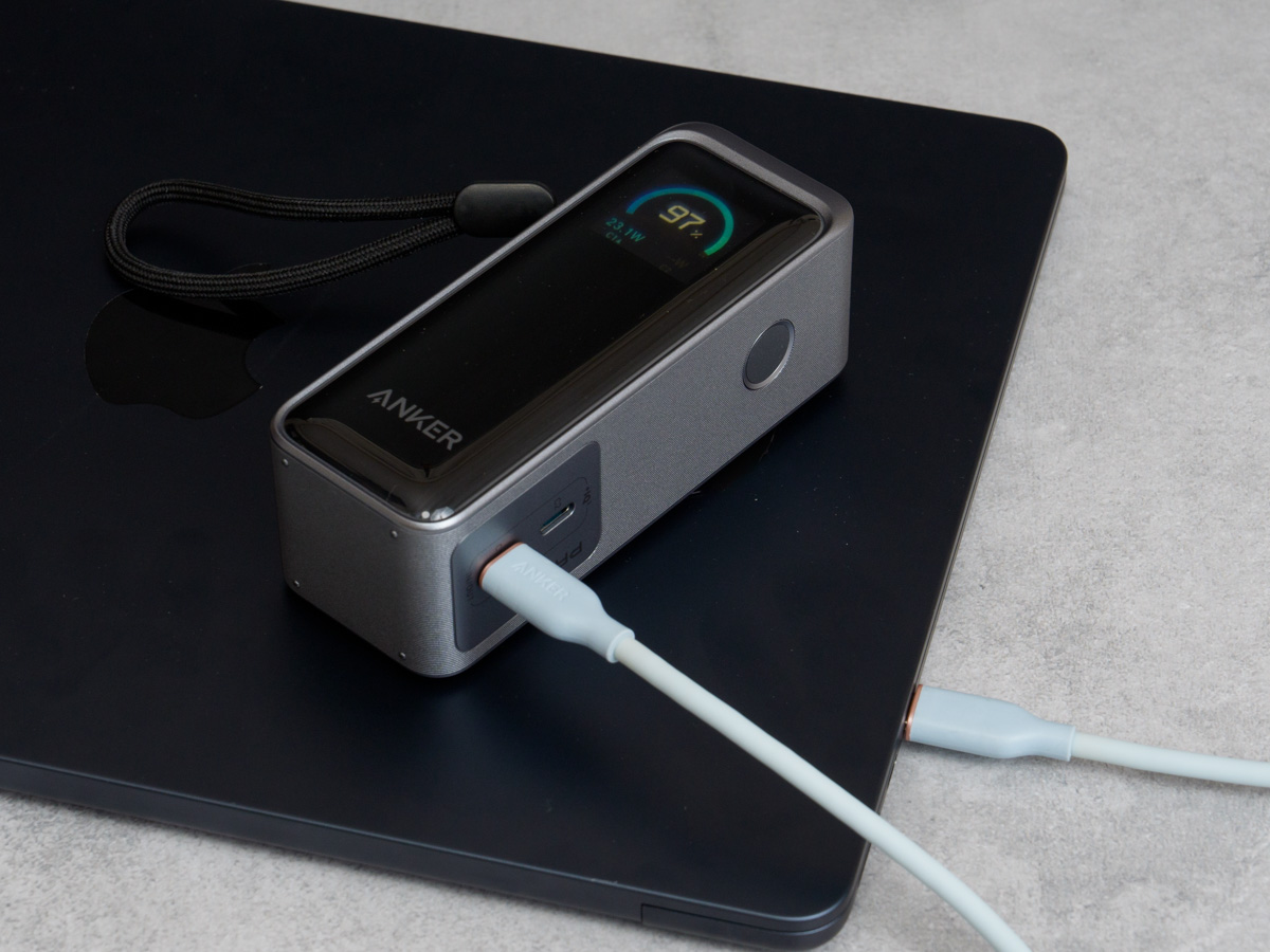 Anker Prime Power Bank (9600mAh, 65W, Fusion)でモバイルバッテリーとして13インチMacBook Airを充電している様子