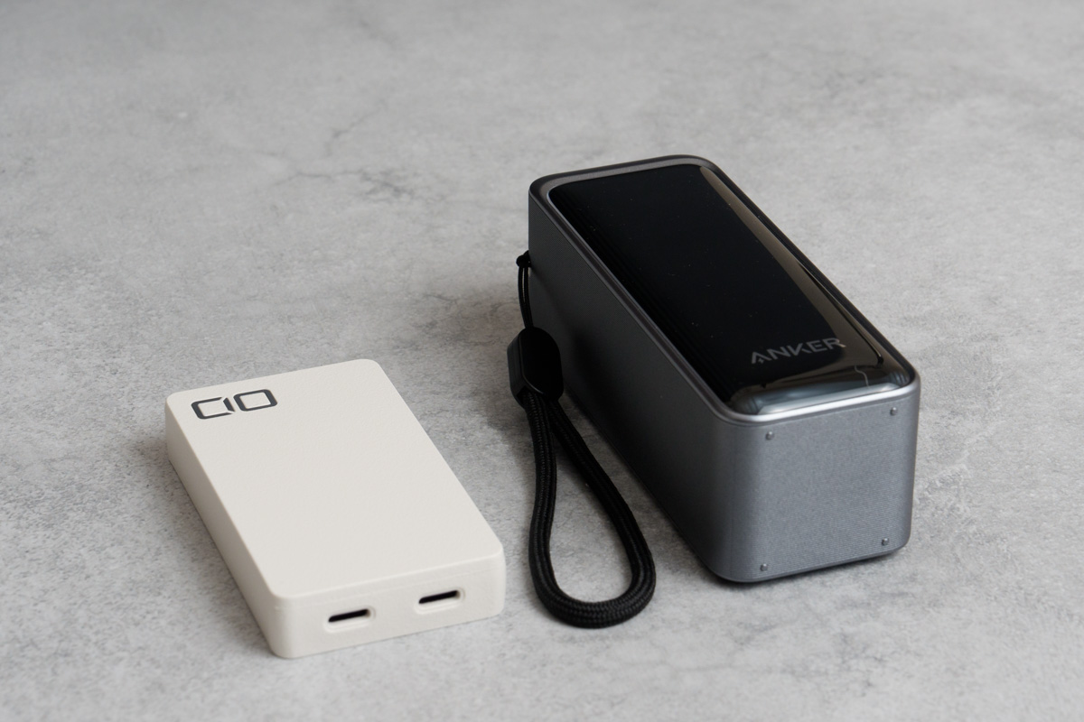 Anker Prime Power Bank (9600mAh, 65W, Fusion)とCIO NovaPort SLIM DUO 65Wを並べている様子