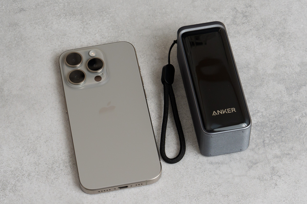 Anker Prime Power Bank (9600mAh, 65W, Fusion)とiPhone 15 Proのサイズ比較