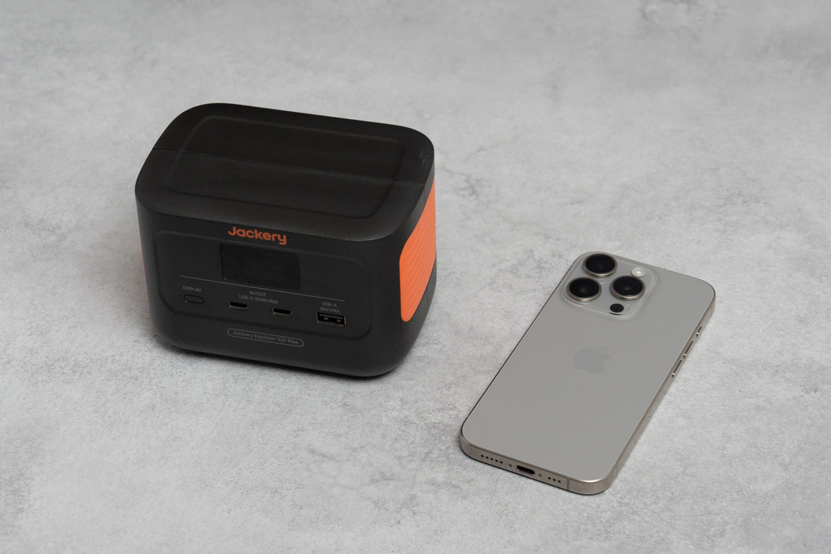 Jackery Explorer 100 PlusとiPhone 15 Proとのサイズ比較