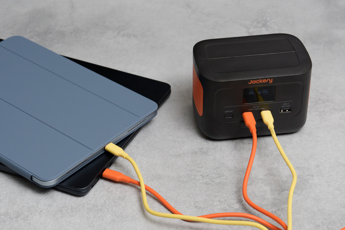 Jackery Explorer 100 Plusで13インチMacBook Airと11インチiPad Air（M2）を同時充電している様子