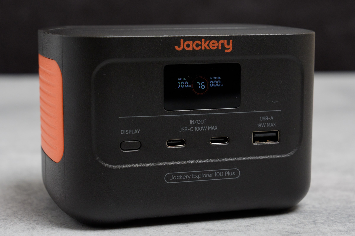 Jackery Explorer 100 Plusの前面部分のアップ