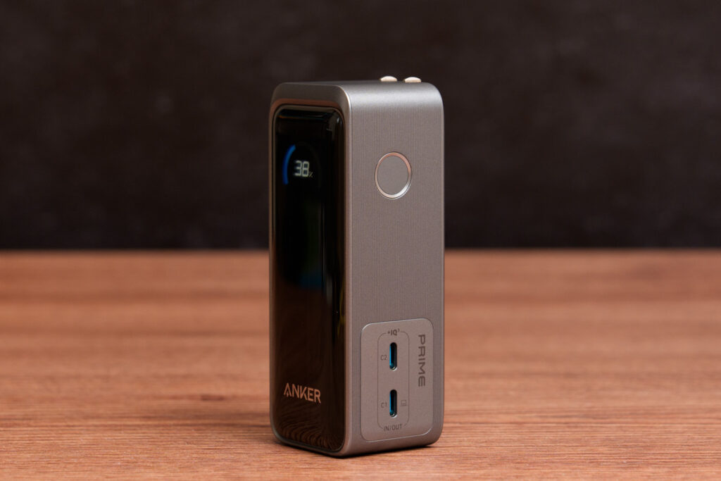 Anker Prime Power Bank (9600mAh, 65W, Fusion)の電源ボタンとUSB-Cポートのアップ