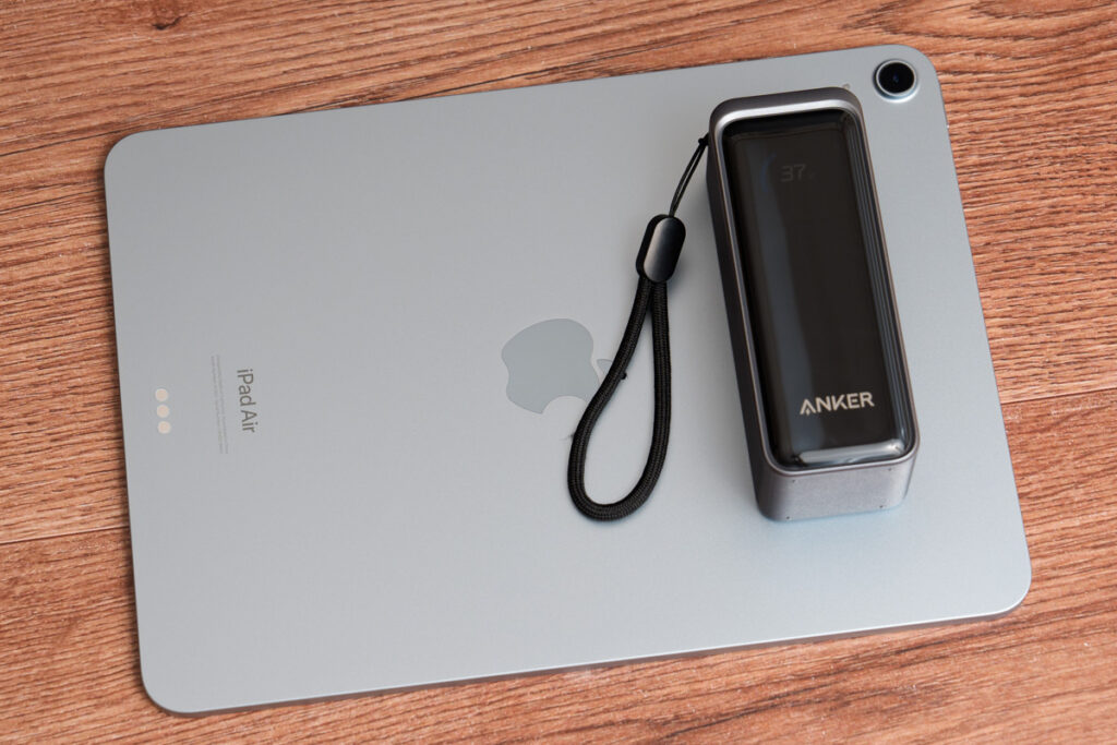 Anker Prime Power Bank (9600mAh, 65W, Fusion)と11インチiPad Air（M2）とのサイズサイズ比較