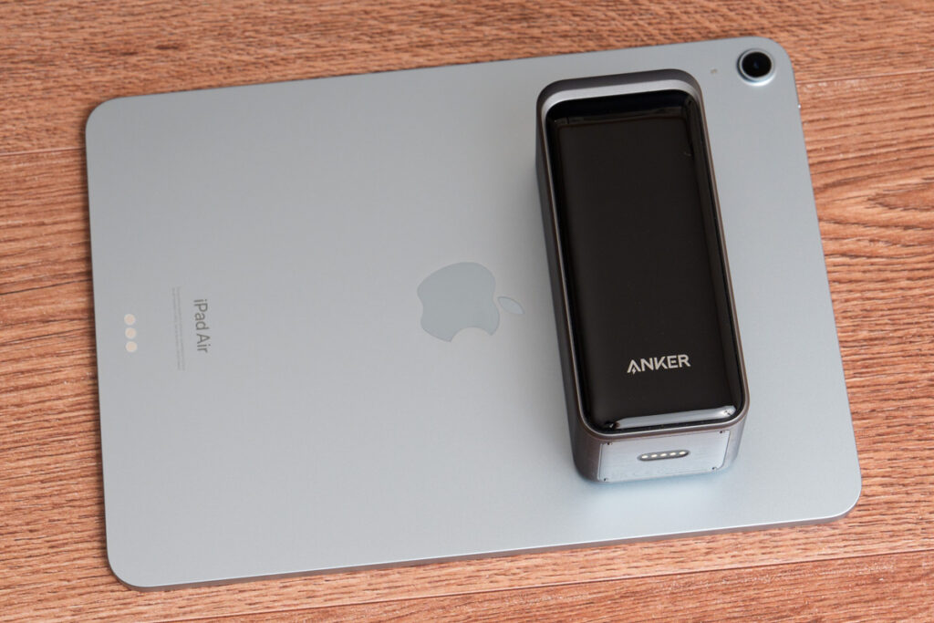 Anker Prime Power Bank (20000mAh, 200W)と11インチiPad Air（M2）とのサイズ比較