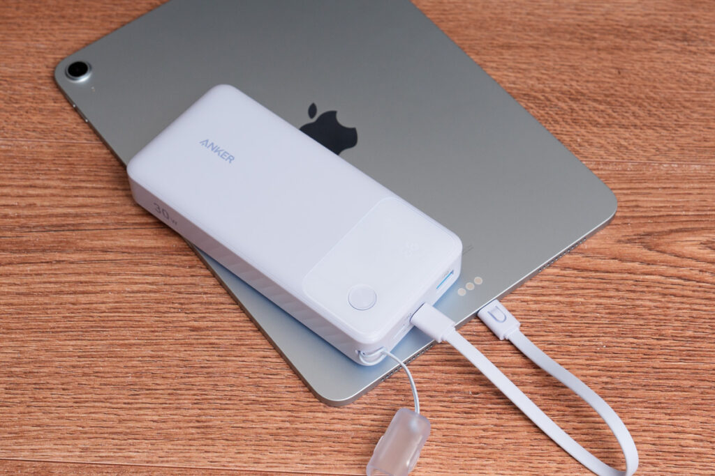 「Anker Power Bank (20000mAh, 30W)で11インチiPad Air（M2）を充電している様子