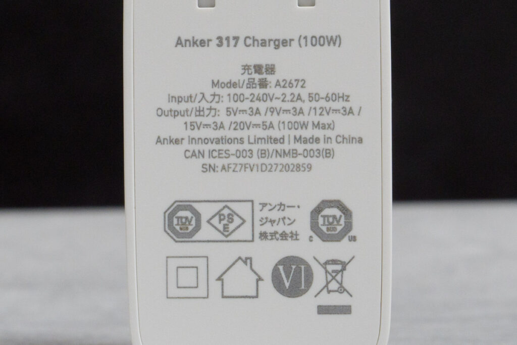 Anker 317 Charger (100W)本体に表示された仕様と各種マーク