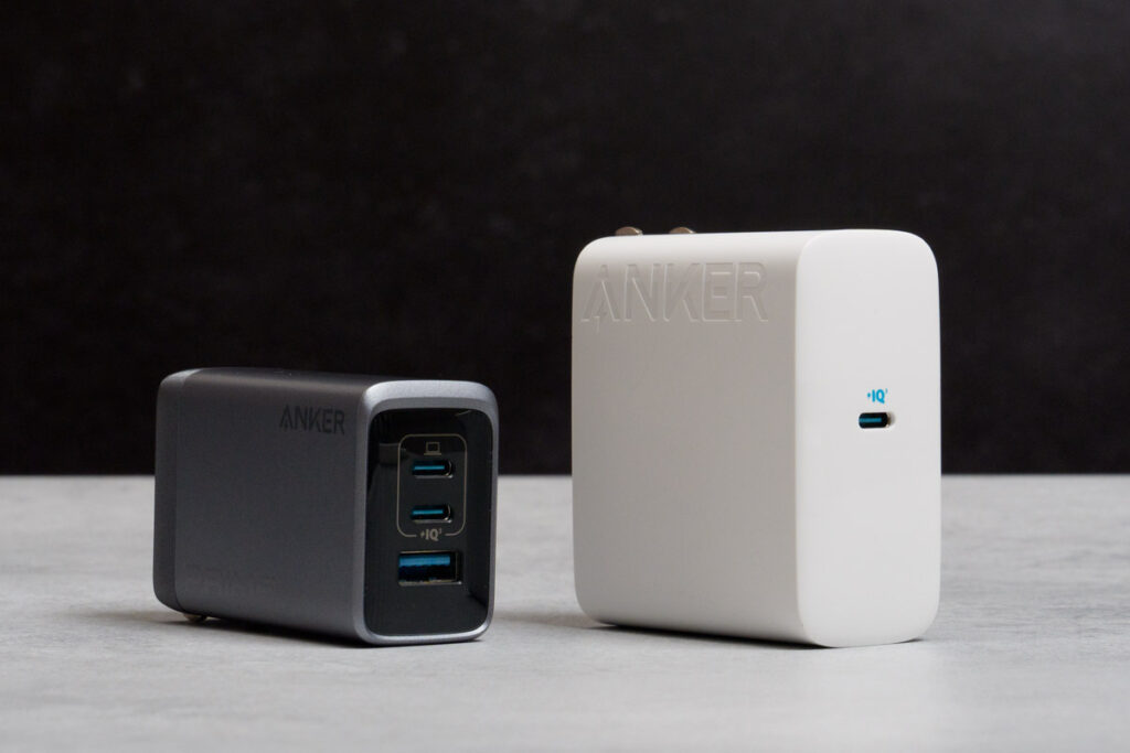 Anker Prime Charger (100W, 3 Ports, GaN)とAnker 317 Charger (100W)とのサイズ比較