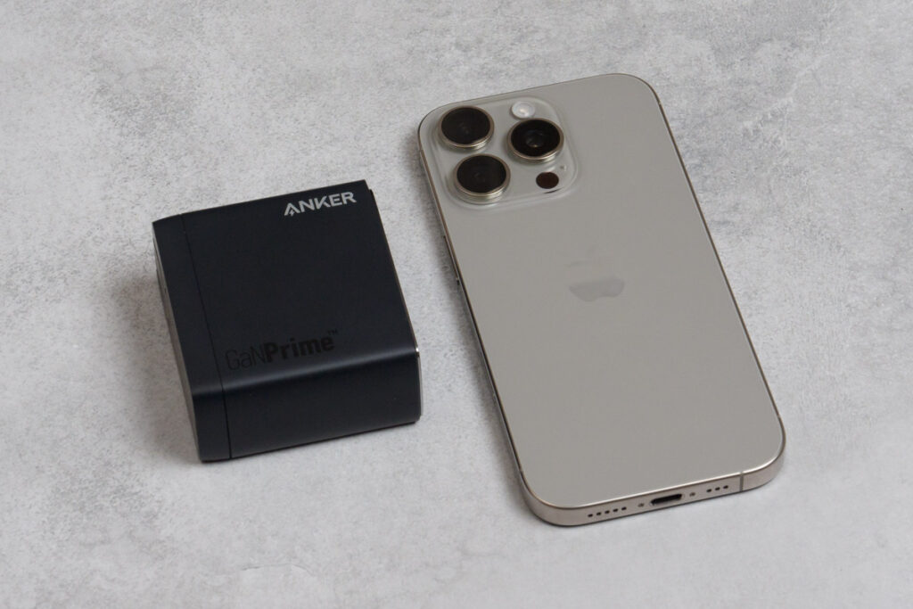 Anker 747 Charger (GaNPrime 150W)とiPhone 16 Proとのサイズ比較