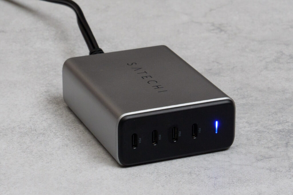 Satechi 165W USB-C 4ポート GaN充電器を寝かせて設置している様子