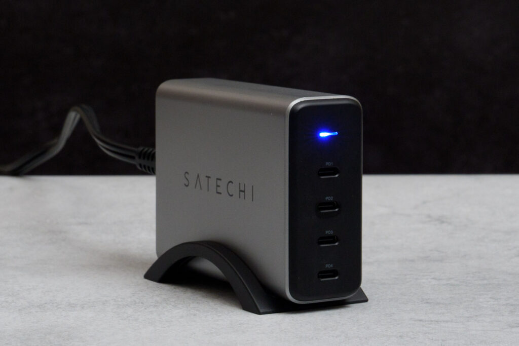 Satechi 165W USB-C 4ポート GaN充電器のUSBポートとLED