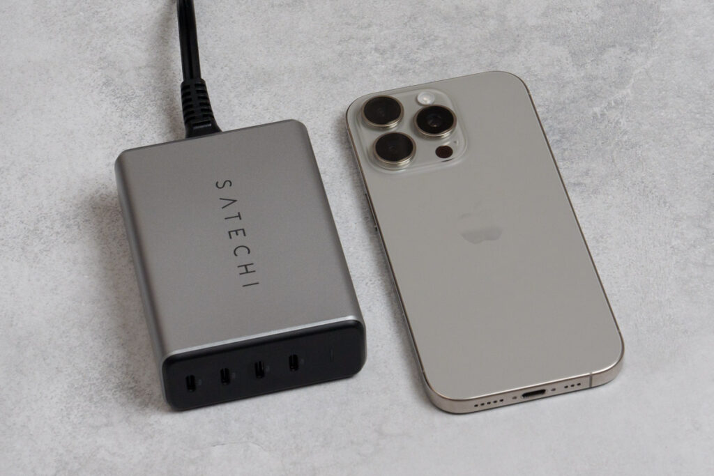 Satechi 165W USB-C 4ポート GaN充電器とiPhone 16 Proとのサイズ比較