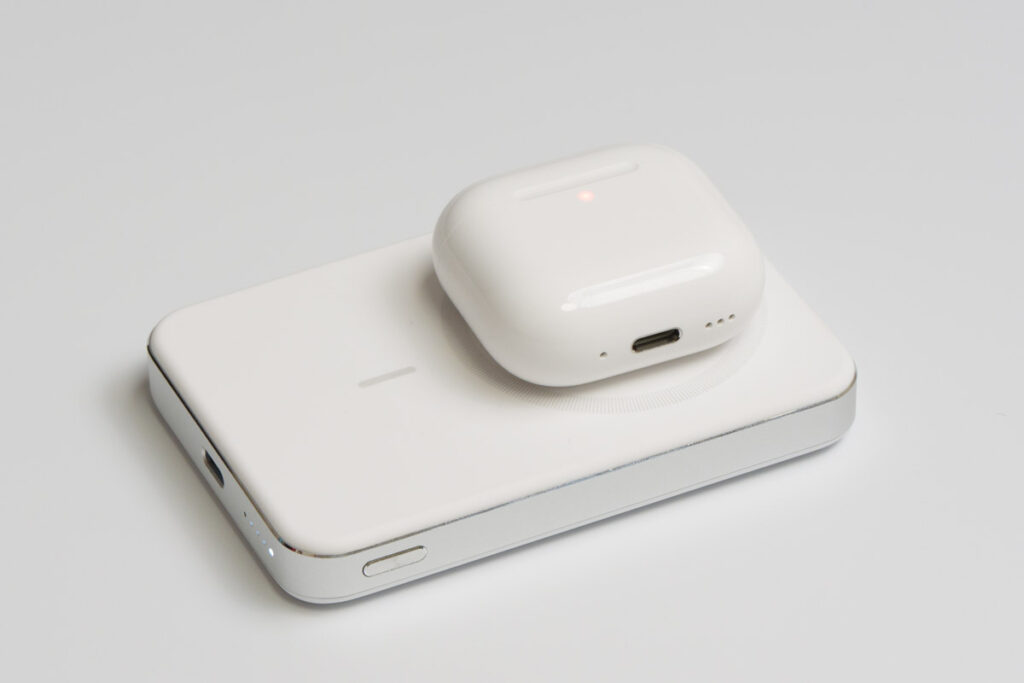 Anker MagGo Power Bank (10000mAh, Slim)でAirPods 4（ANC）を充電している様子