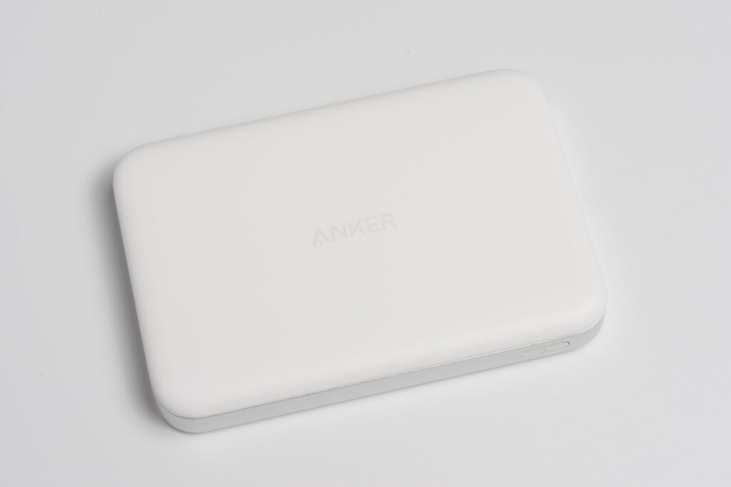 Anker MagGo Power Bank (10000mAh, Slim)のロゴのある面