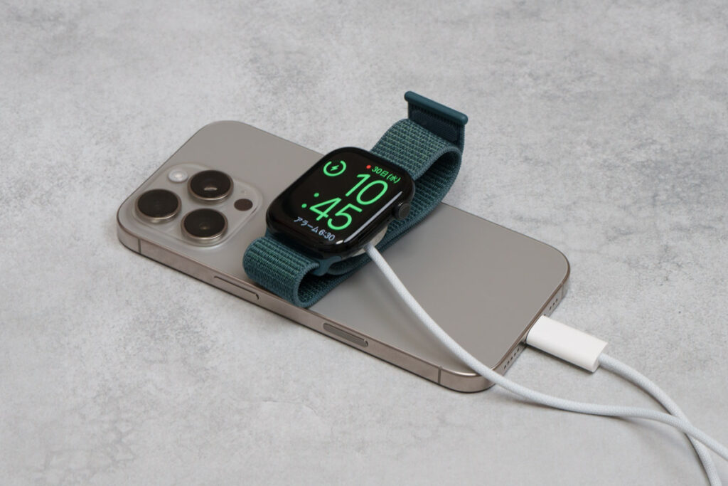 Apple純正 Apple Watch磁気高速充電 – USB-CケーブルをiPhone 16 ProのUSB-Cポートに接続している様子