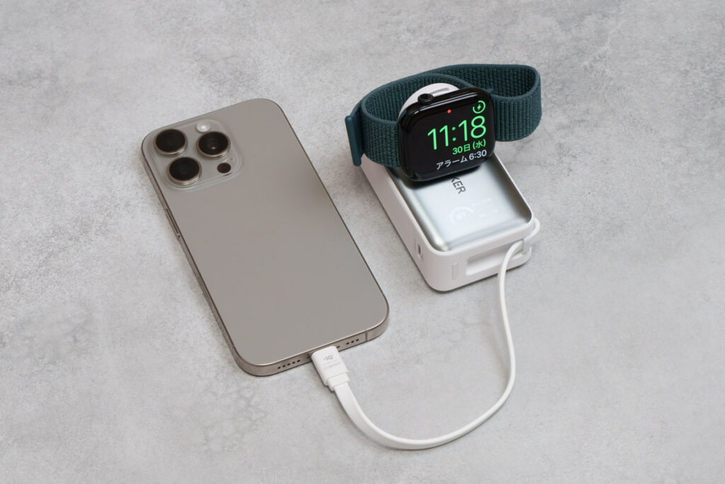 Anker MagGo Power Bank (10000mAh, 35W, For Apple Watch)でiPhone 16 ProとApple Watch Series 10を同時に充電している様子