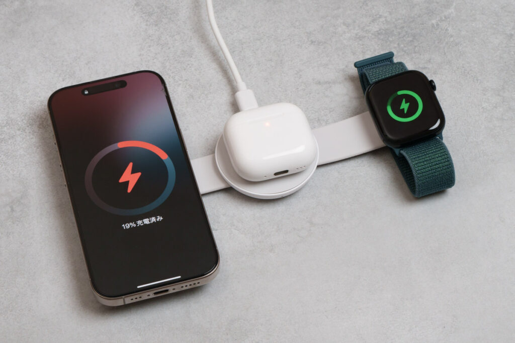 Anker MagGo Wireless Charging Station (3-in-1, Foldable Pad)でiPhone 16 ProとApple Watch Series 10を充電している様子