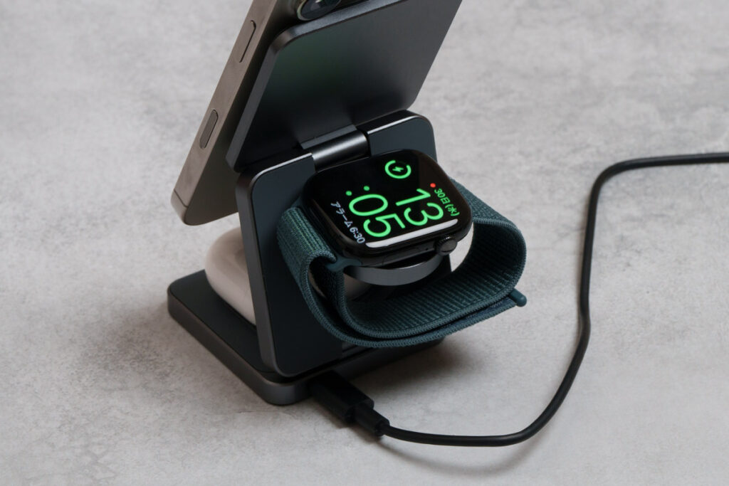 World Gadgets MagCharger Qi2でApple Watchを充電している様子