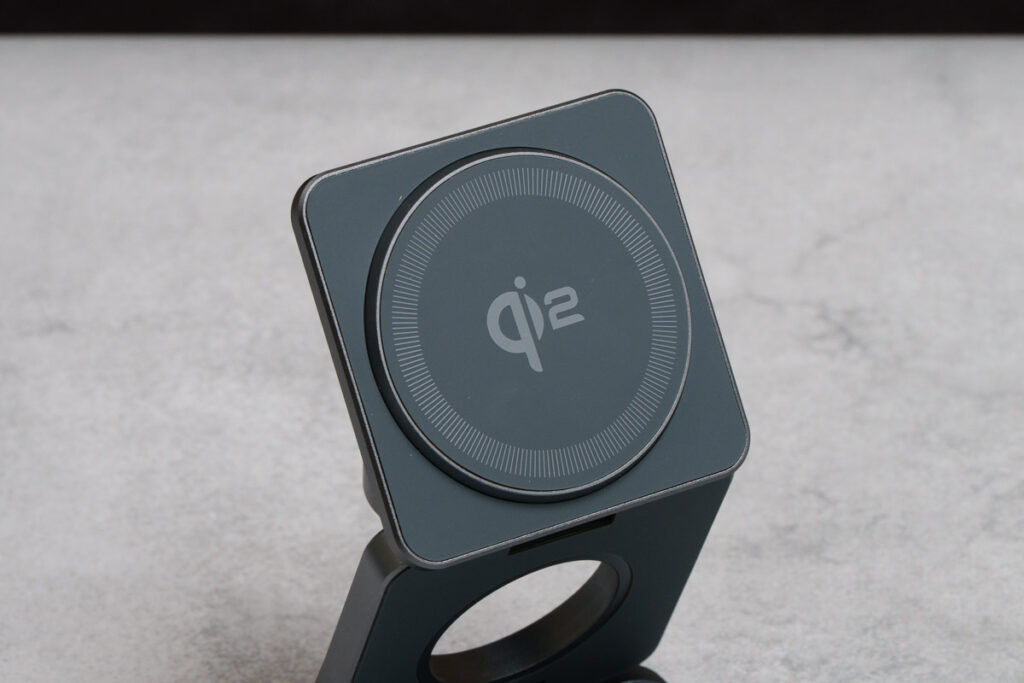 World Gadgets MagCharger Qi2のQi2充電パッド