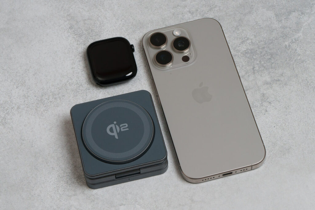 World Gadgets MagCharger Qi2とiPhone 16 Pro、Apple Watch Series 10（46mm）とのサイズ比較