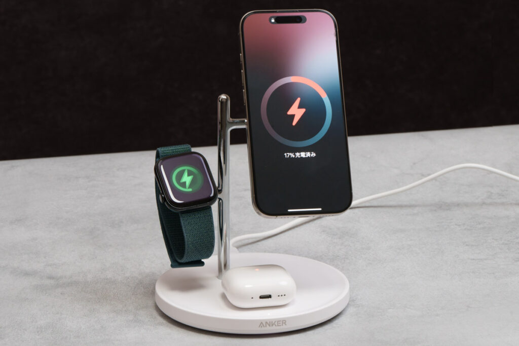 Anker MagGo Wireless Charging Station (3-in-1 Stand)でiPhone 16 ProとApple Watch Series 10、AirPodsを同時充電している様子