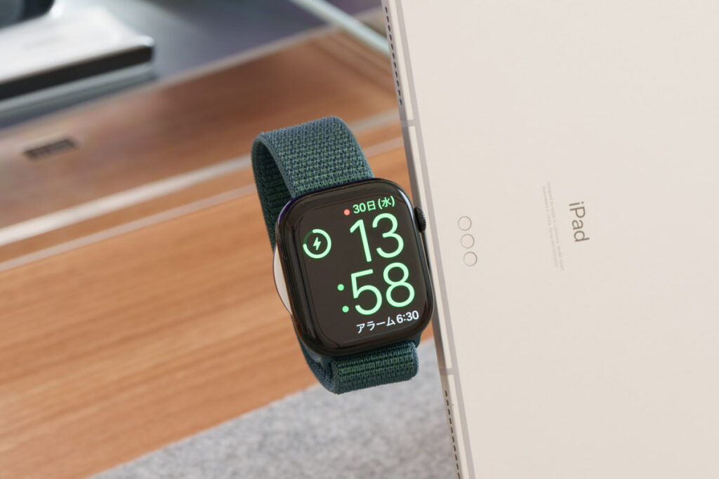 ケーブルレスタイプのApple Watch充電器を使用している様子