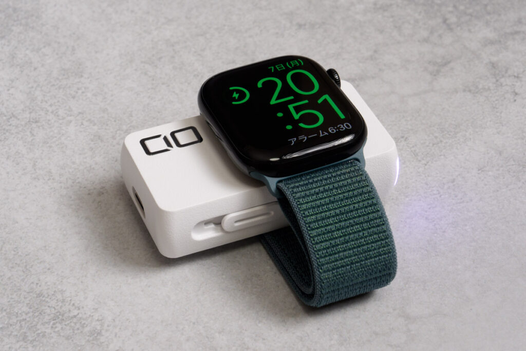 CIO SMARTCOBY DUAL 950mAhでApple Watch Series 10を充電している様子