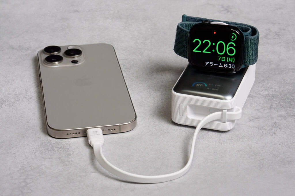 Anker MagGo Power Bank (10000mAh, 35W, For Apple Watch)でiPhoneとApple Watchを同時に充電している様子