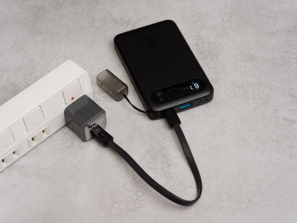 Anker Power Bank (20000mAh, 30W)本体を充電している様子