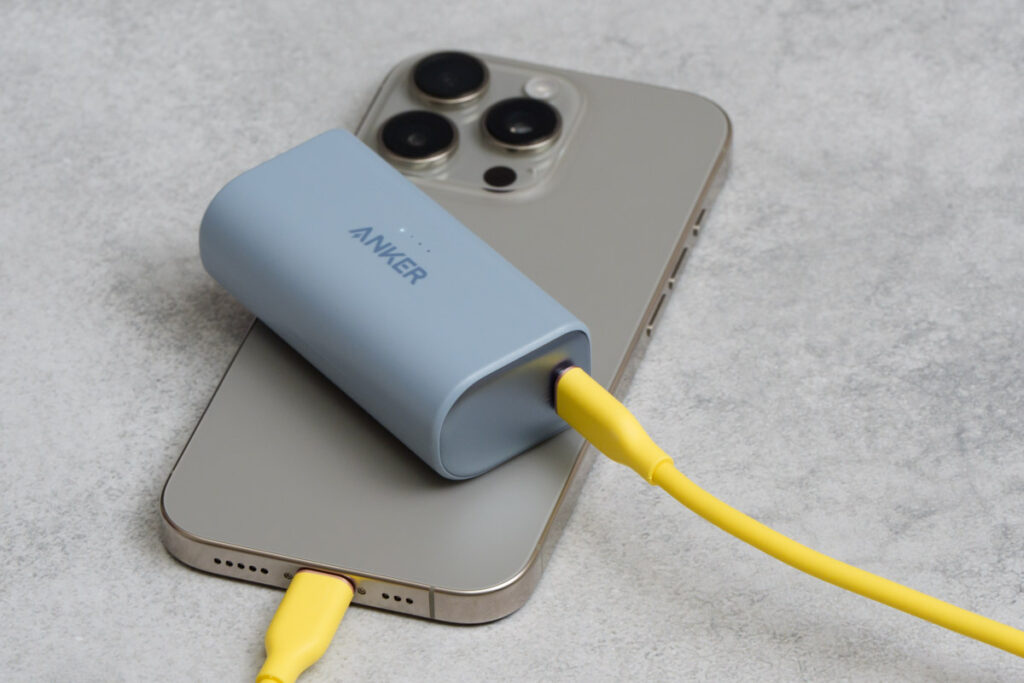 Anker Nano Power Bank (22.5W, Built-In USB-C Connector)のUSB-CポートでiPhone 16 Proを充電している様子