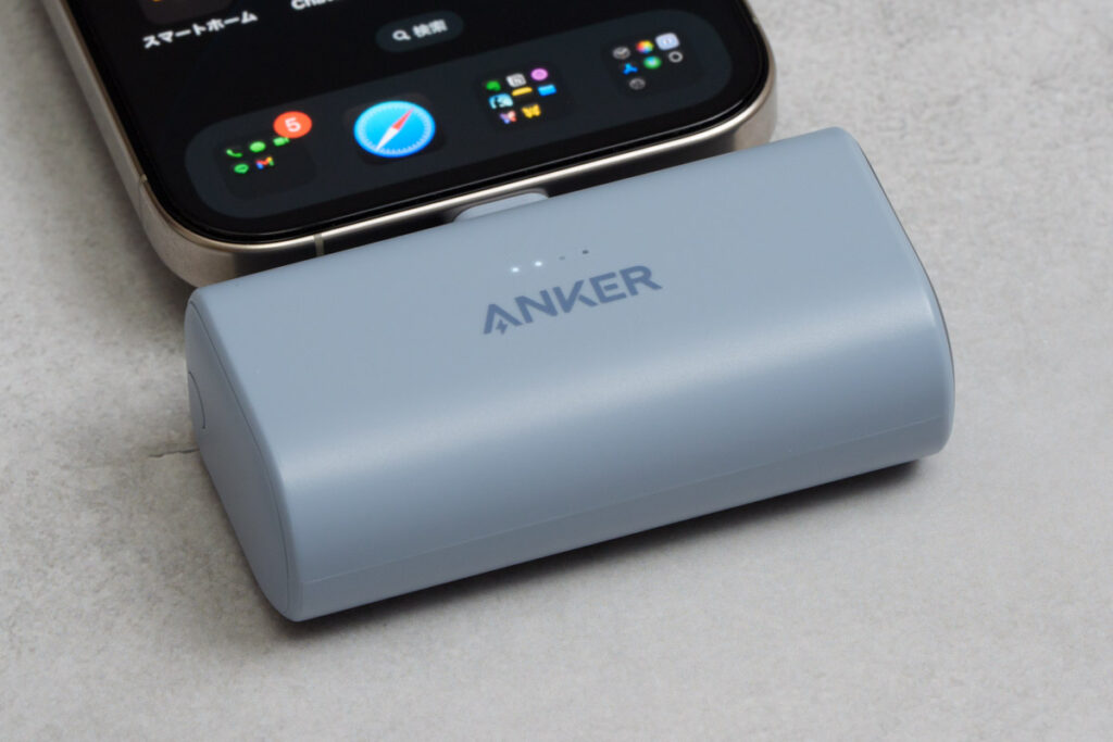 Anker Nano Power Bank (22.5W, Built-In USB-C Connector)をiPhone 16 Proに直挿しして充電している様子