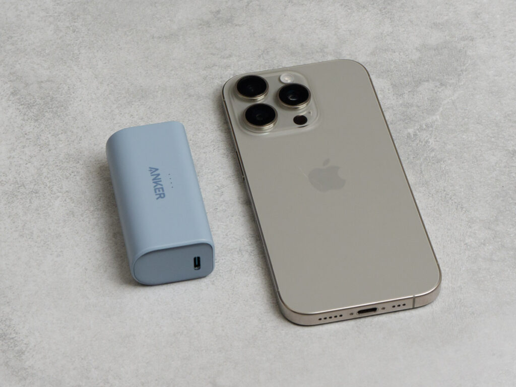 Anker Nano Power Bank (22.5W, Built-In USB-C Connector)とiPhone 16 Proのサイズ比較