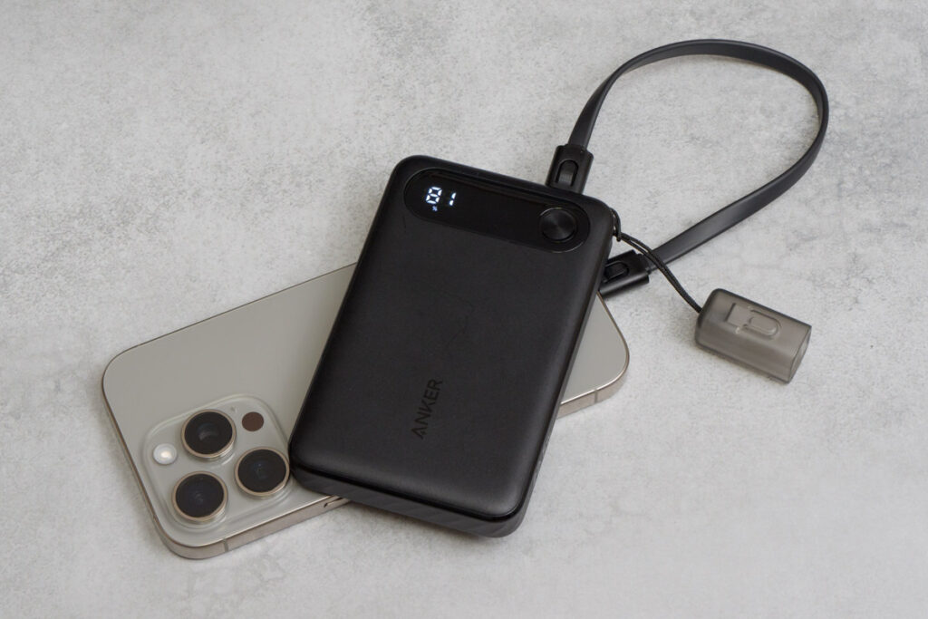 Anker Power Bank (10000mAh, 22.5W)でiPhone 16 Proを充電している様子