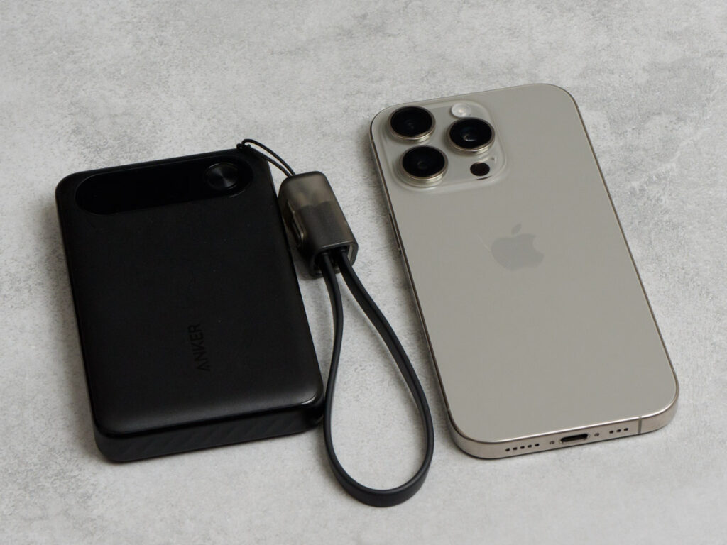 Anker Power Bank (10000mAh, 22.5W)とiPhone 16 Proとのサイズ比較