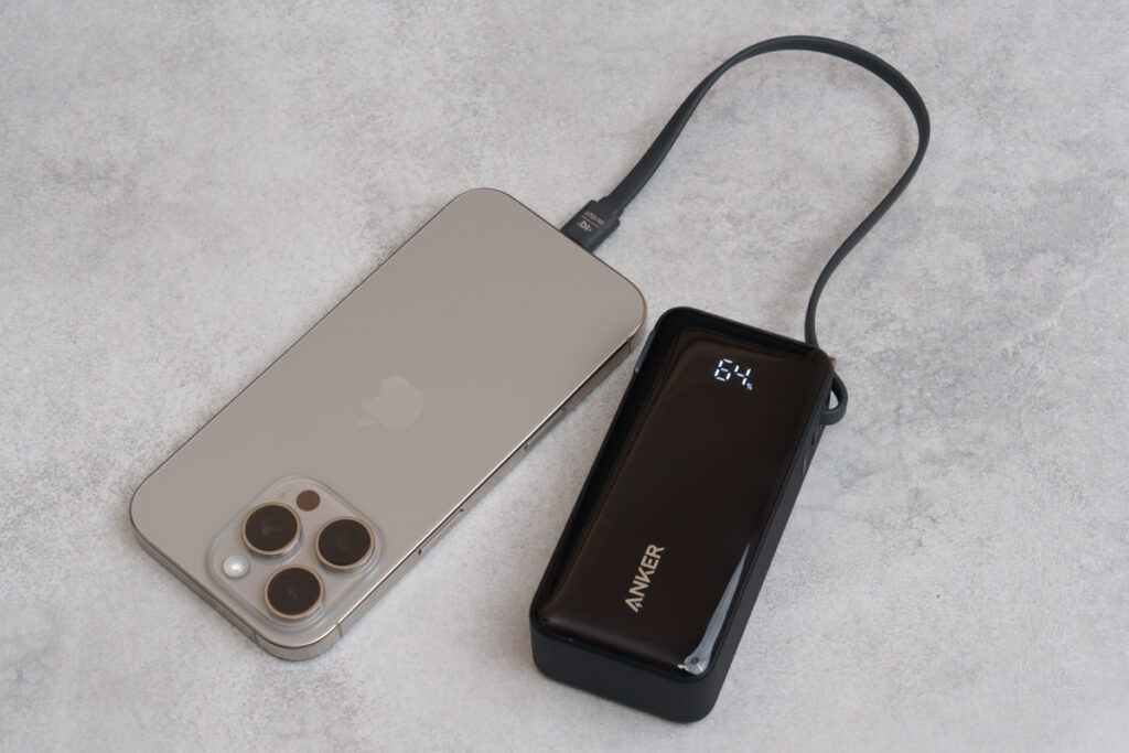 Anker Power Bank (10000mAh, Fusion, Built-In USB-C ケーブル)でiPhone 16 Proを充電している様子