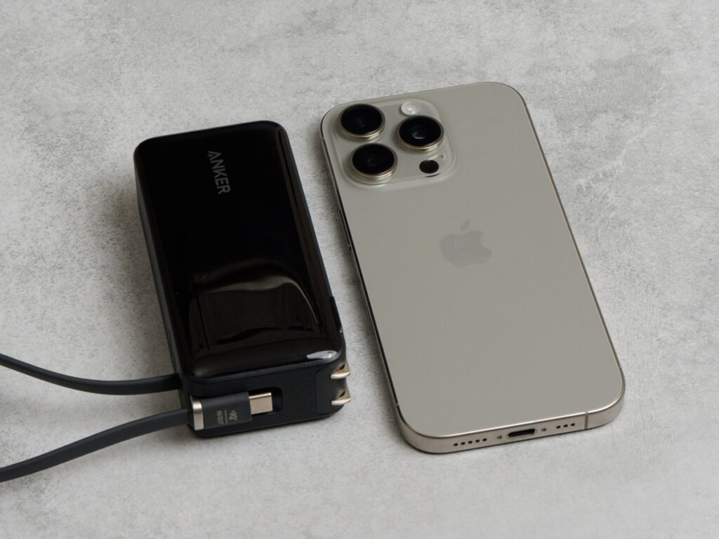 Anker Power Bank (10000mAh, Fusion, Built-In USB-C ケーブル)とiPhone 16 Proとのサイズ比較