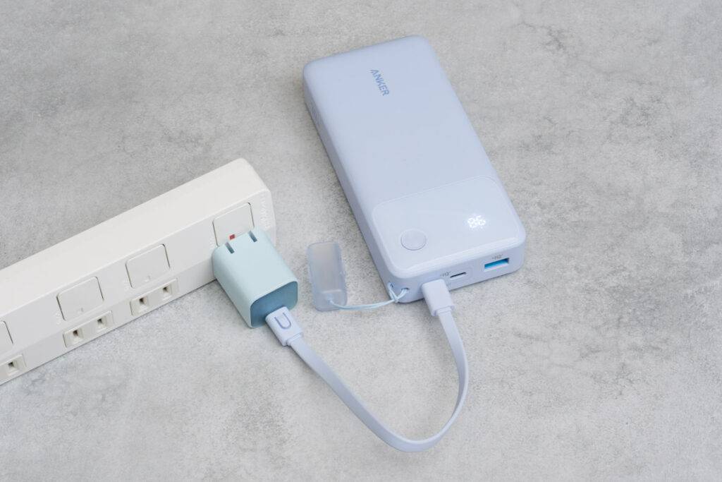 Anker Power Bank (20000mAh, 30W)本体を充電している様子