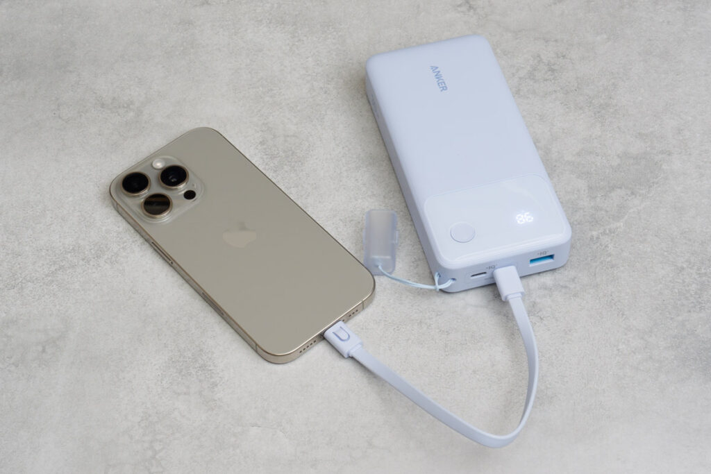 Anker Power Bank (20000mAh, 30W)でiPhone 16 Proを充電している様子