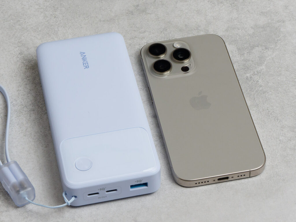 Anker Power Bank (20000mAh, 30W)とiPhone 16 Proとのサイズ比較