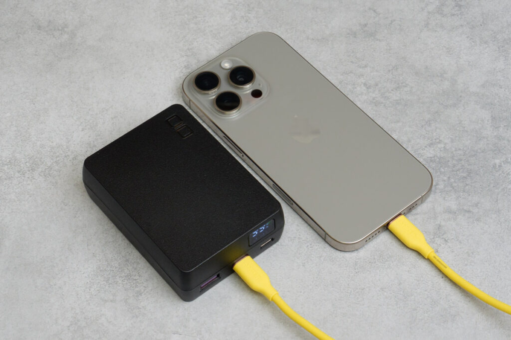 CIO SMARTCOBY TRIO 67W 20000ｍAhでiPhone 16 Proを充電している様子