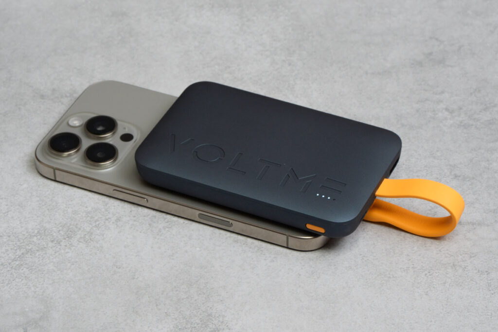 VOLTME Hypercore 10K Sling 22.5W Built-in USB-C CableでiPhone 16 Proを充電している様子