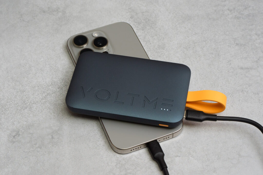 VOLTME Hypercore 10K Sling 22.5W Built-in USB-C CableでiPhone 16 Proを充電している様子