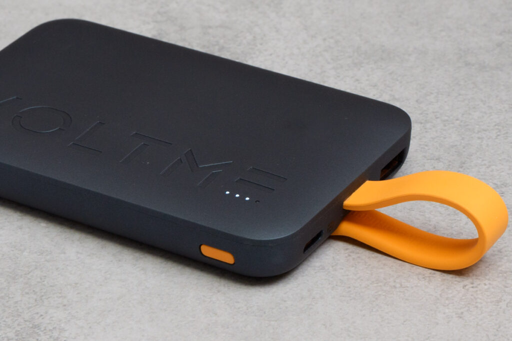 VOLTME Hypercore 10K Sling 22.5W Built-in USB-C CableのロゴとLEDインジケーター