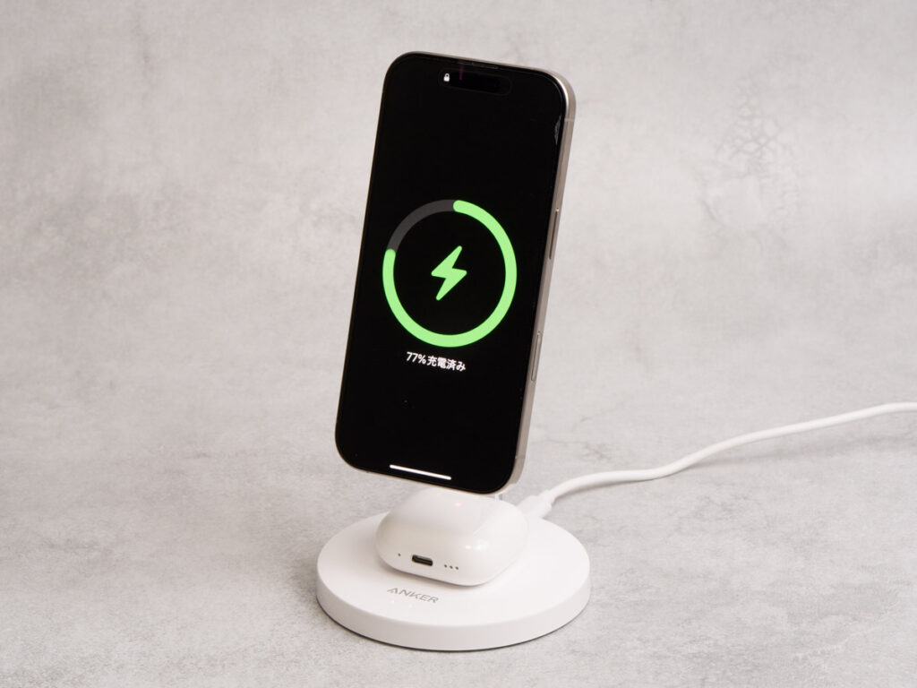 Anker MagGo Wireless Charger (2-in-1, Stand) でiPhone 16 ProとANC搭載AirPods 4を充電している様子