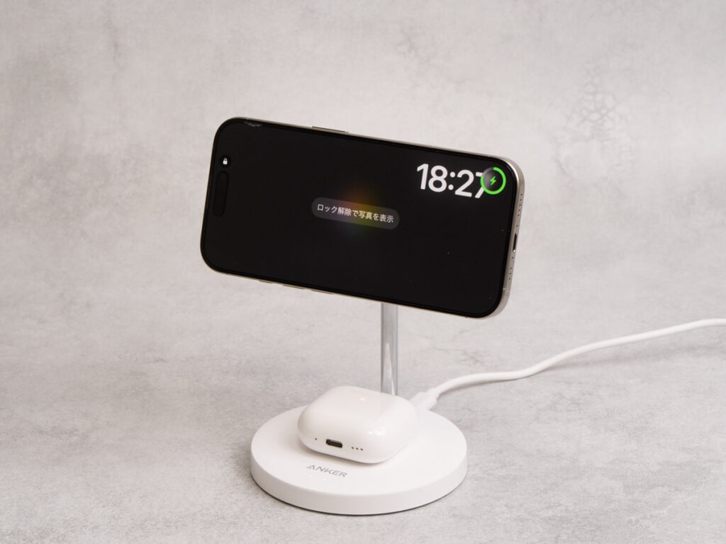 Anker MagGo Wireless Charger (2-in-1, Stand) でiPhone 16 ProとAirPodsを同時充電している様子